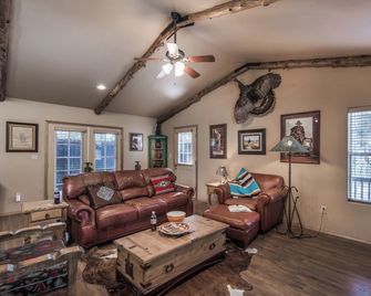 Cowboy Cabin - Ruidoso - Oturma odası