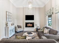 Grandview Accommodation - The Flaxley Apartments - Mt. Barker - Living room