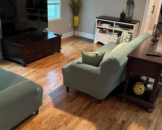 Mad Hatter Hideaway - Sumter - Living room