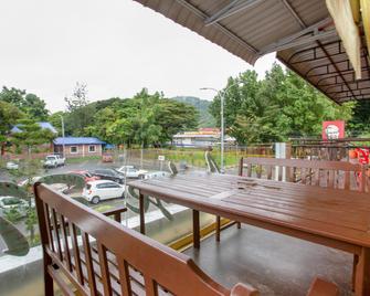 Spot On 89758 Lodge 37t - Ranau - Balcone