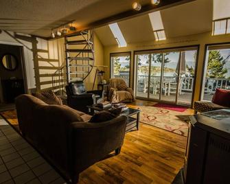 Lakefront Home With Hot Tub, Dock, Great Views From The Living Room & Bedrooms - Somers - Living room