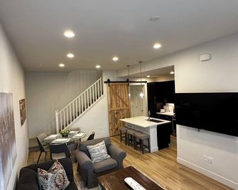 Cute, Cozy, Convenient - 3-Bedroom Townhome, 10 min from CU Boulder - Superior - Living room