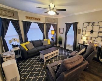 Downtown Kzoo with 3rd Floor Arcade Room - Kalamazoo - Living room