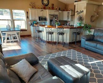 Prime location in town bordering the beautiful Black Hills - Sturgis - Obývací pokoj