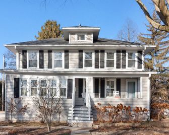 Charming Downtown Naperville Farmhouse - 1 Bedroom Guest Suite - Walk to Town - Naperville - Building