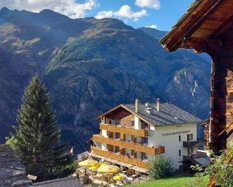 B&B Hotel Alpenrösli - St. Niklaus - Building