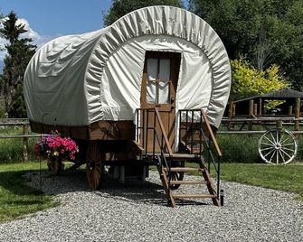 Klondike “Conestoga” Wagon at J&J Cabins - Salmon - Патіо