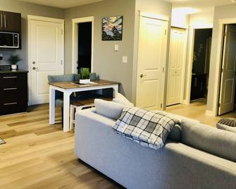 Olympic Views - Cozy Modern 2Br Suite - Victoria - Living room