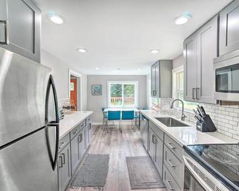 Modern Gold Bar Vacation Rental with Mountain View - Gold Bar - Kitchen