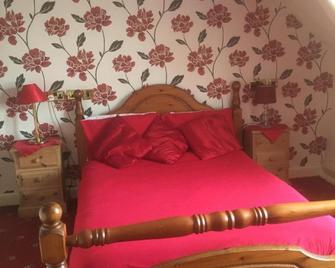 The Bear Hotel - Chippenham - Bedroom