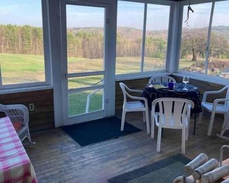 Saddle Hill Farm. Beautiful Rustic Charm, Peace & Quiet! Dirt Roads, 100 Acres - Meredith - Balcón