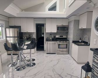 Sunset Views Luxurious 3 Bedroom Castle Home - Vancouver - Cuisine