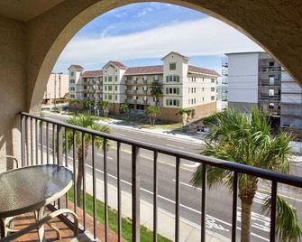 Rare 1Bd/2ba Condo, Steps to the Beach, Heated Pool, Private Balcony,Tickets to Fun Activities! - St. Pete Beach - Balcón