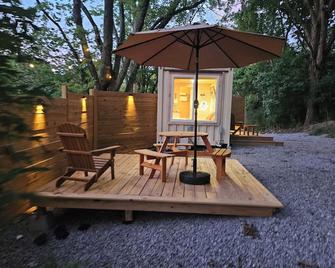 Tuck Jr~Shipping Container Cabin~Secluded Get Away~Queen Size Bed. Pet-Friendly - Lexington - Patio