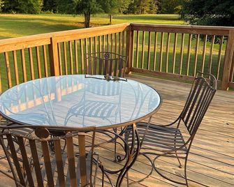 Cozy 1-bedroom in enchanting Waverly with WiFi, AC in the Country - Auburn - Balkon
