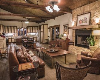 A Romantic, Family And Pet Friendly Guest House. - Ennis - Living room