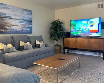 Chic 2 Bdr Apartment In Redwood City, Ca - Redwood City - Living room