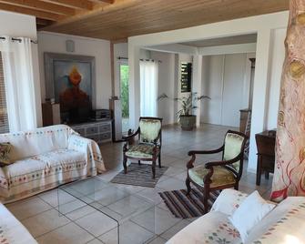 Villa avec piscine et belle vue mer proche des plages et commerces - Porticcio - Wohnzimmer