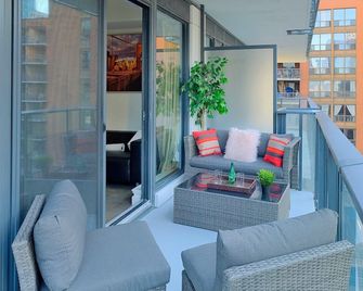 Luxurious Brand New 2 Bdrm 2 Bath Condo Downtown Toronto - Vaughan - Living room