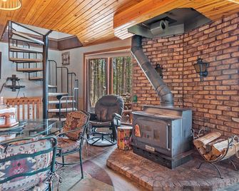 Great Location Off Hwy 385, Secluded, Close To Pactola Reservoir, Wifi - Deadwood - Living room