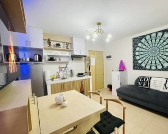 Centrally Located Cozy 2 Bedroom Unit Iloilo City - Iloilo City - Cocina