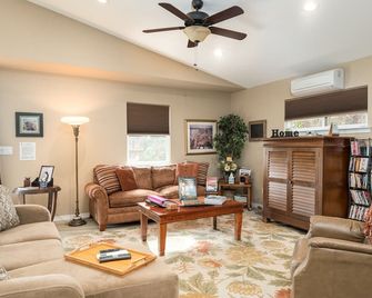 Perfect Charming Cottage on a Quiet Country Lane in Sebastopol - Sebastopol - Living room