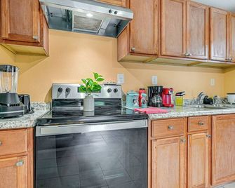 3 Mi to Busch Gardens - Vacation Rental in Tampa - Tampa - Kitchen