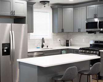 Urban Contemporary Apartment - Providence - Küche
