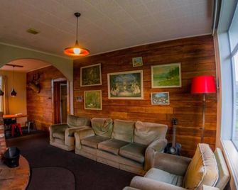 Drifting Sands Beachfront Accommodation - Hokitika - Area lounge