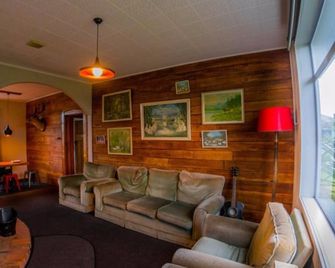 Drifting Sands Beachfront Accommodation - Hokitika - Lounge