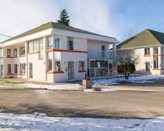 Howard Johnson by Wyndham Brampton - Brampton - Budova