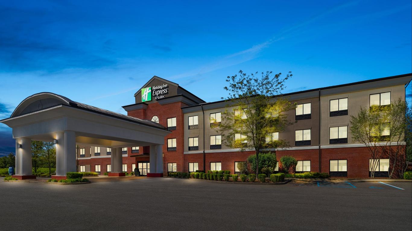 Holiday Inn Express & Suites Fairmont By IHG