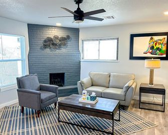 Cozy Holiday Hideaway Fast Wifi Smart Tv - Oklahoma City - Salon