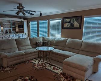 No Extra Fees Vacation Home - Sleep 8 - Private Swimming Pool/Basketball Court - North Las Vegas - Living room