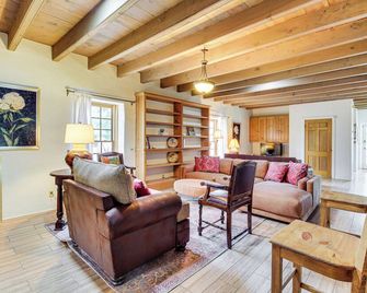 3 Mi to Zoo & Garden: ABQ Home w/ Heated Pool! - Alburquerque - Sala de estar