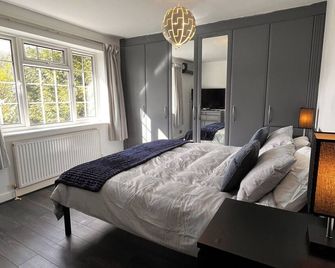 4 Bed Home Close to The New Forest, Beac - West Moors - Bedroom