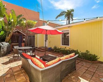 Enjoy Beachlife in Quaint Beach House 4 min walk to beach - Oxnard - Patio