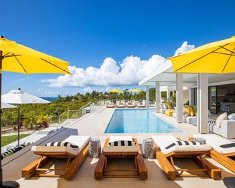 Luxurious Solis Villa: Breathtaking 7-BR Oceanview Retreat in Prestigious Gated Community - Terres-Basses - Piscina