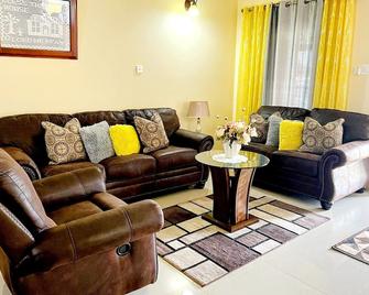 L&V's Paradise Vacation Home with pool & gym 3 - Falmouth - Living room