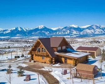 Expansive Views of Bitterroot Mountains from Beautiful Log Home - Stevensville - Edificio
