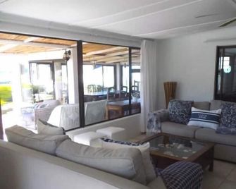 Breeze Inn Guesthouse - East London - Ruang tamu