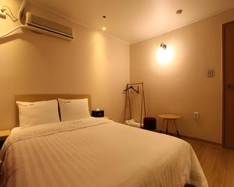 Hotel Violet - Goyang - Slaapkamer