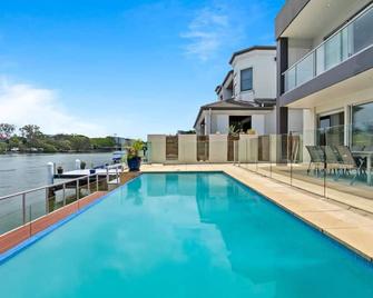 Ultimate Vacation Haven in GC - Surfers Paradise - Pool