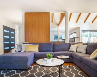 Nelson By The Sea - Sorrento - Living room