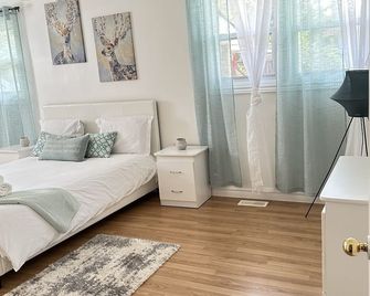 Detached private bungalow, sleeps10, 4min to lake/downtown, NO STAIRS/10 carpark - Barrie - Bedroom