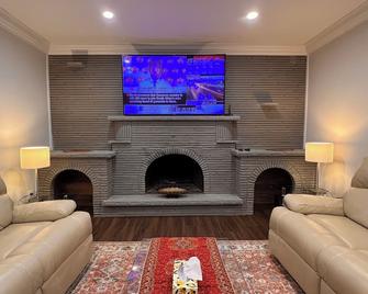 2 bedroom 1 Parking Ground floor unit - Richmond Hill - Living room