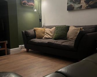 Modern 4-bed stay-away-home sleeps 8 in Preston - Preston - Living room