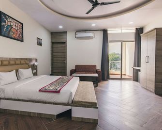 Serenity Hill Resort Near 2Km Fateh Sagar Lake Udaipur - Udaipur - Soveværelse