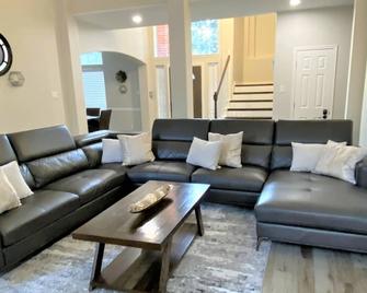 Spacious, west Houston 2-story home with backyard - Houston - Living room