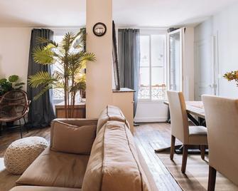 Spacious&Stylish 2BD Apartment for 4 - Levallois-Perret - Living room